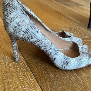 Ann Taylor snake skin leather peep toe heels 7 m